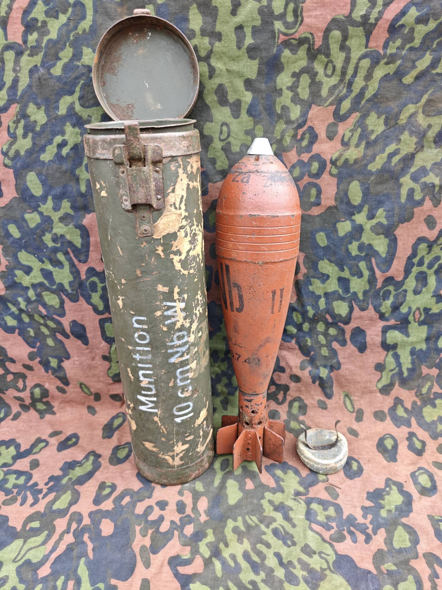 WW2 German 10cm Nb.W.35 Inert Smoke Mortar Round with Transport Container – Complete Set