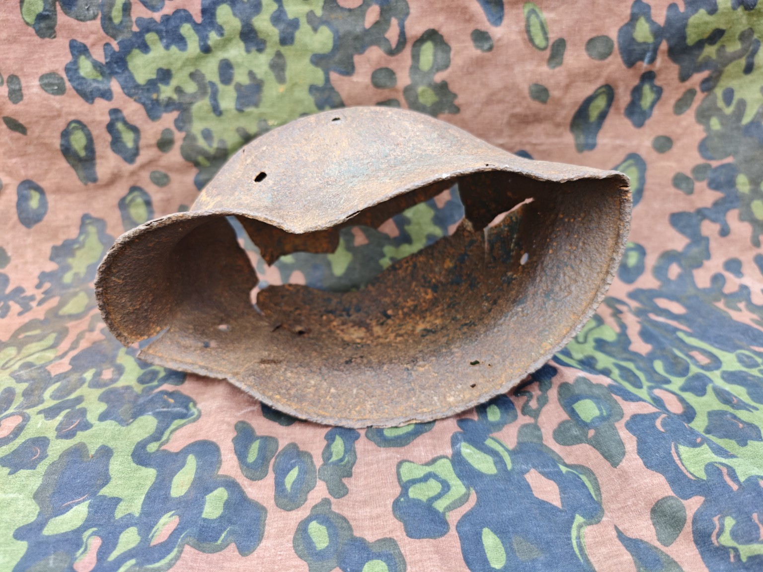 German M40 SS Steel Helmet – Damaged Relic