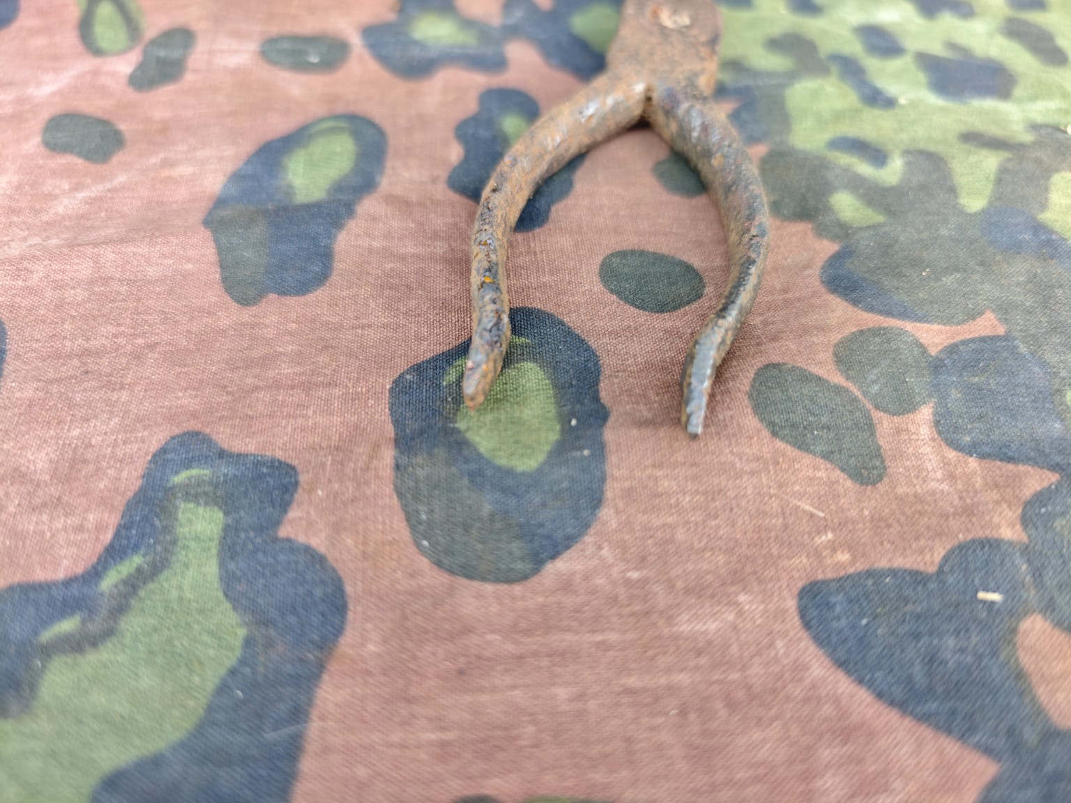 WWII Pliers – Sabotage Container